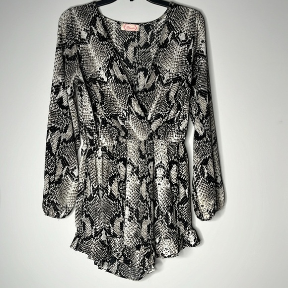 BLUSH Snake Print Plunge V-Neckline Ruffle Long Sleeve Romper Size M - Picture 1 of 9